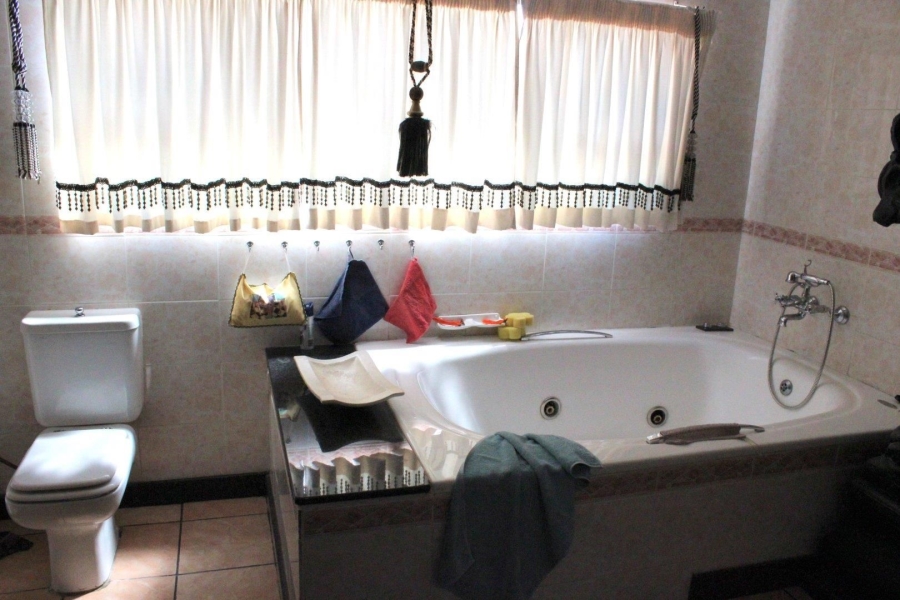 6 Bedroom Property for Sale in Van Der Hoff Park North West